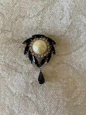 Vintage 80s brooch.